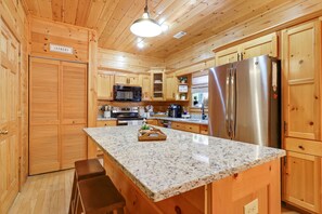 Fridge, microwave, oven, stovetop - Toccoa River• Hot Tub • Chattahoochee NF • Family Friendly • Pets  (Suches)