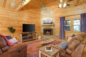 Smart TV, fireplace, DVD player, foosball - Toccoa River• Hot Tub • Chattahoochee NF • Family Friendly • Pets  (Suches)