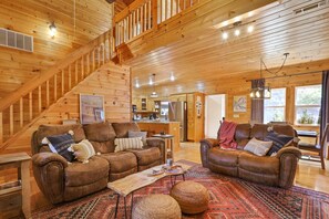 Smart TV, fireplace, DVD player, foosball - Toccoa River• Hot Tub • Chattahoochee NF • Family Friendly • Pets  (Suches)