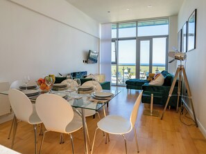 Dining - 2 bedroom accommodation in Newquay (Newquay)