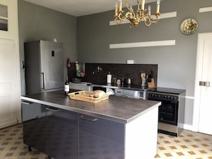 Réfrigérateur, four, plaque de cuisson, lave-vaisselle