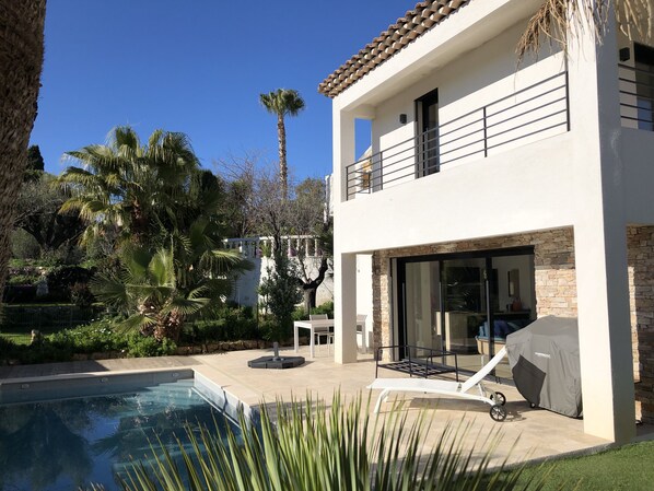 Una piscina al aire libre, una piscina climatizada
