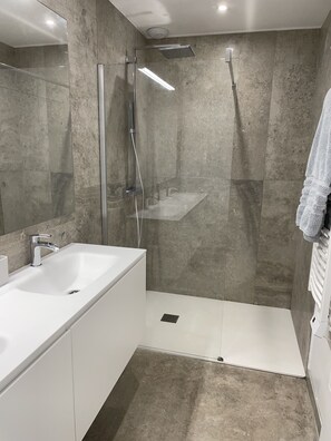 Dusche, Haartrockner, Toilettenpapier