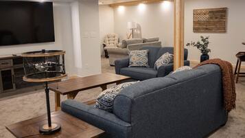 Smart TV, chimenea, libros