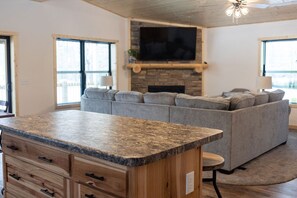 Smart-TV, Kamin, Bücher