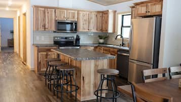 Køleskab, mikrobølgeovn, ovn, kogeplade