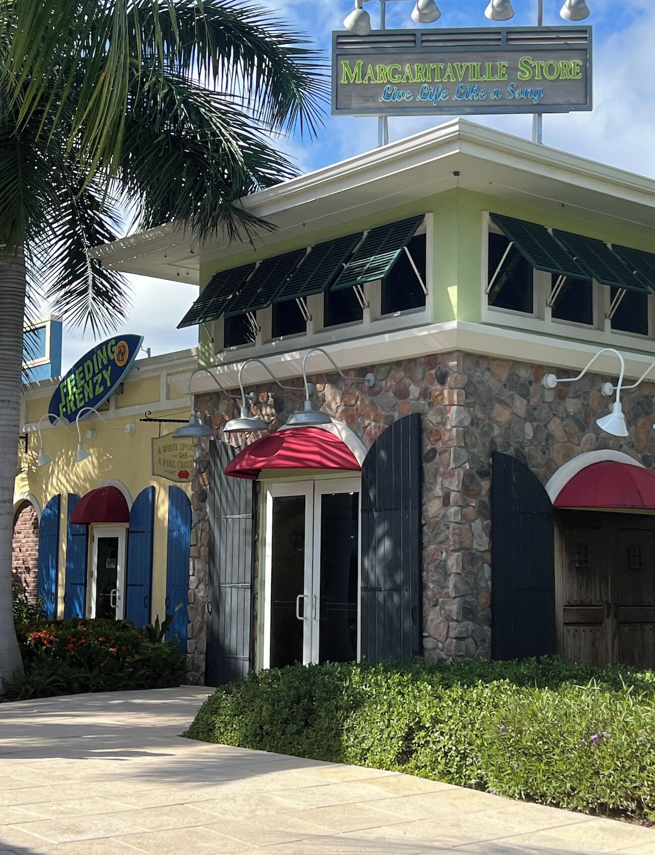 Un edificio con un letrero que dice "Margaritaville Store" y otro letrero que indica "Feeding Frenzy".