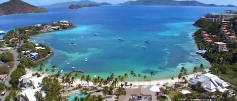 靠近海滩、沙滩椅、沙滩毛巾