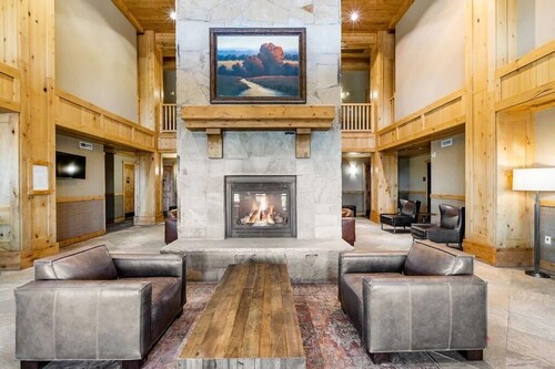 Lovely suite with spacious balcony / Ski Valet, Pool, Hot Tub, Sauna, EV charger