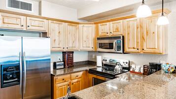 Een koelkast, een magnetron, een oven, een kookplaat