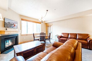 Smart-TV, Kamin, DVD-Player, Tischfußball