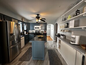 Fridge, microwave, oven, stovetop - 4-bedroom vacation home centrally located (Louisville)