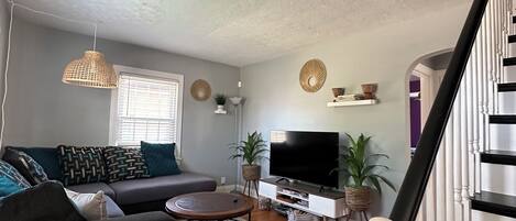 TV connectée, cheminée, table de tennis de table