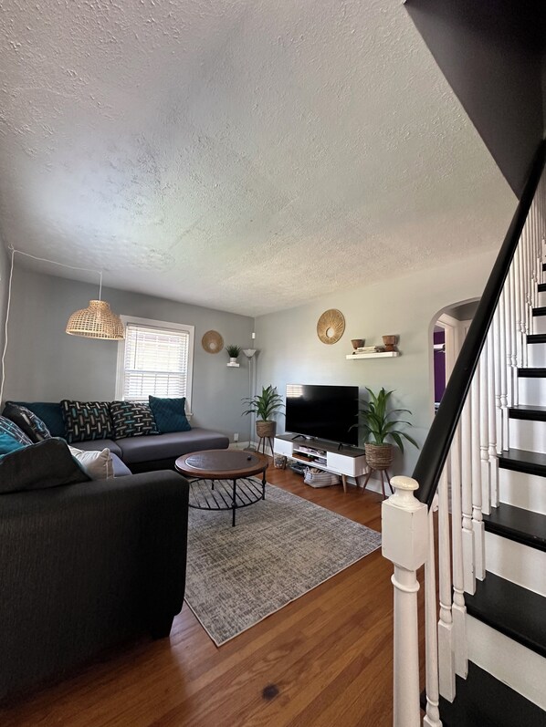 Smart TV, fireplace, ping pong - 4-bedroom vacation home centrally located (Louisville)