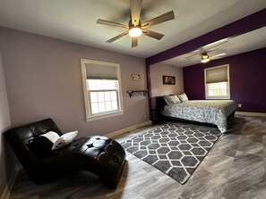 4 bedrooms, desk, iron/ironing board, free WiFi - 4-bedroom vacation home centrally located  (Louisville)