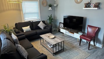 TV connectée, cheminée, table de tennis de table