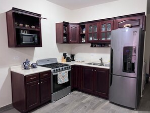 Réfrigérateur, four à micro-ondes, un four, surface de cuisson