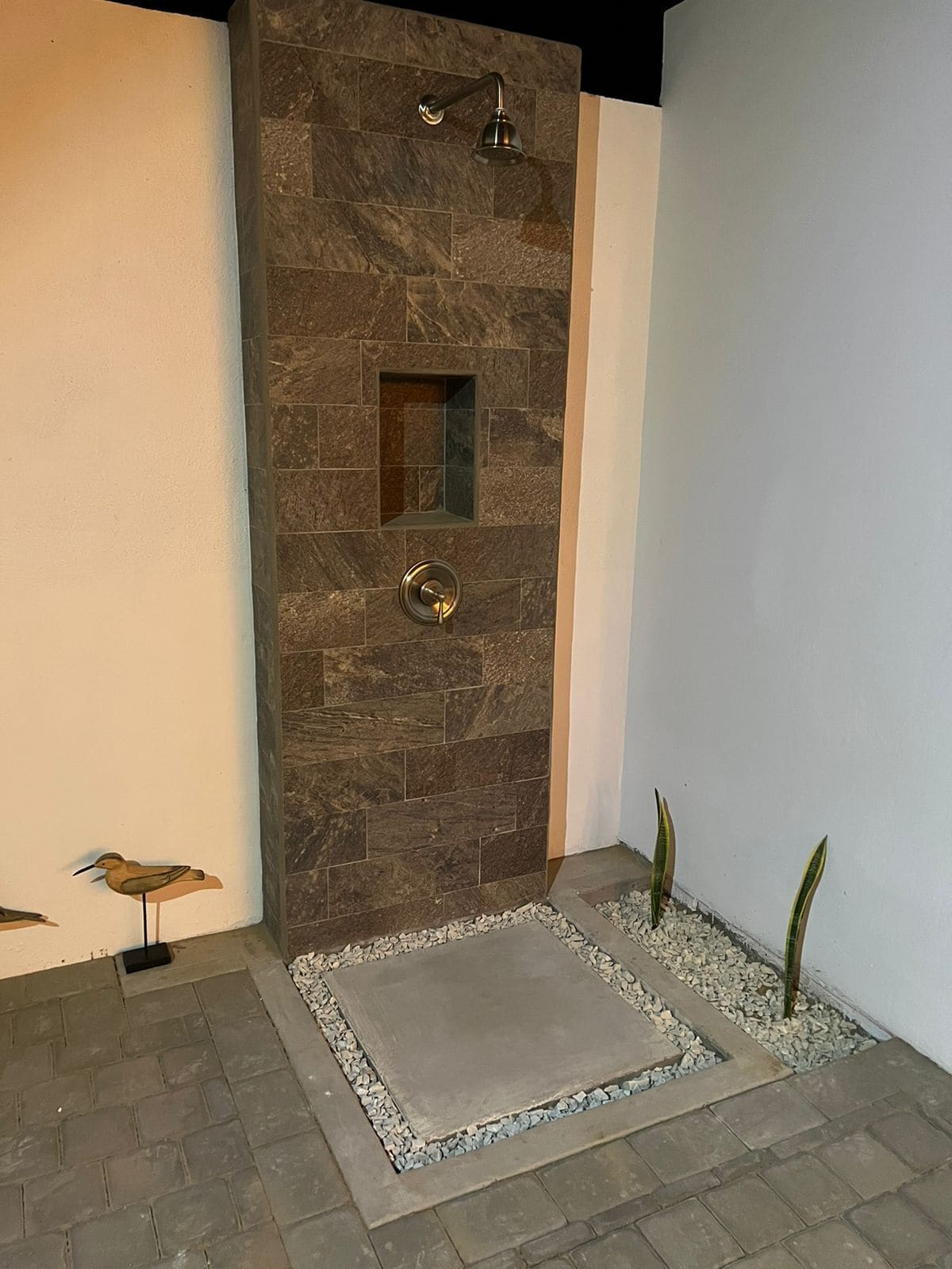 Ducha, secador de pelo, toallas, jabón