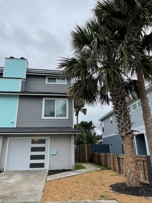 Property grounds - Vacay or Relocation Home | 3 min walk to beach (Neptune Beach)