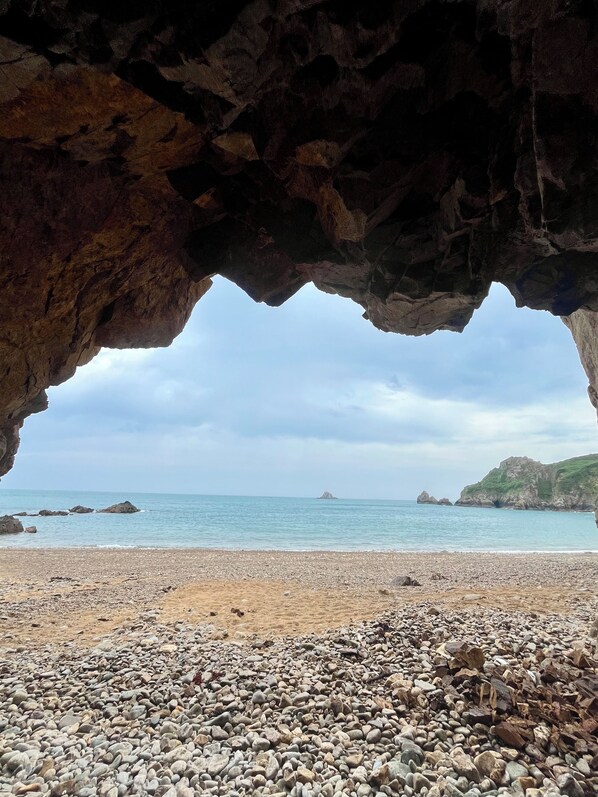 A rocky beach with a cave opening to the sea. - Near Paimpol, Apartment 200m from Bréhec Beach (Plouézec)
