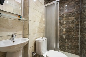 Chambre quadruple Confort | Salle de bain | Douche, douche cascade, articles de toilette (gratuits)