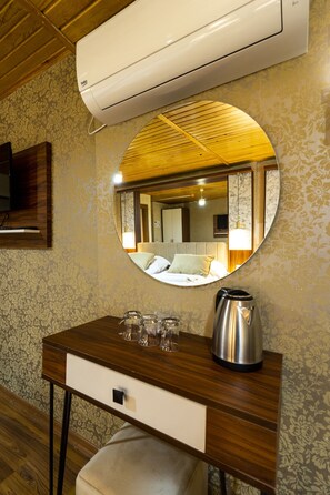 Comfort Double Room Single Use, 1 Large Single Bed | Coffee and/or coffee maker