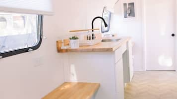 Mobile home - flere senge | Privat køkken | Mikrobølgeovn, kaffe-/temaskine, elkedel