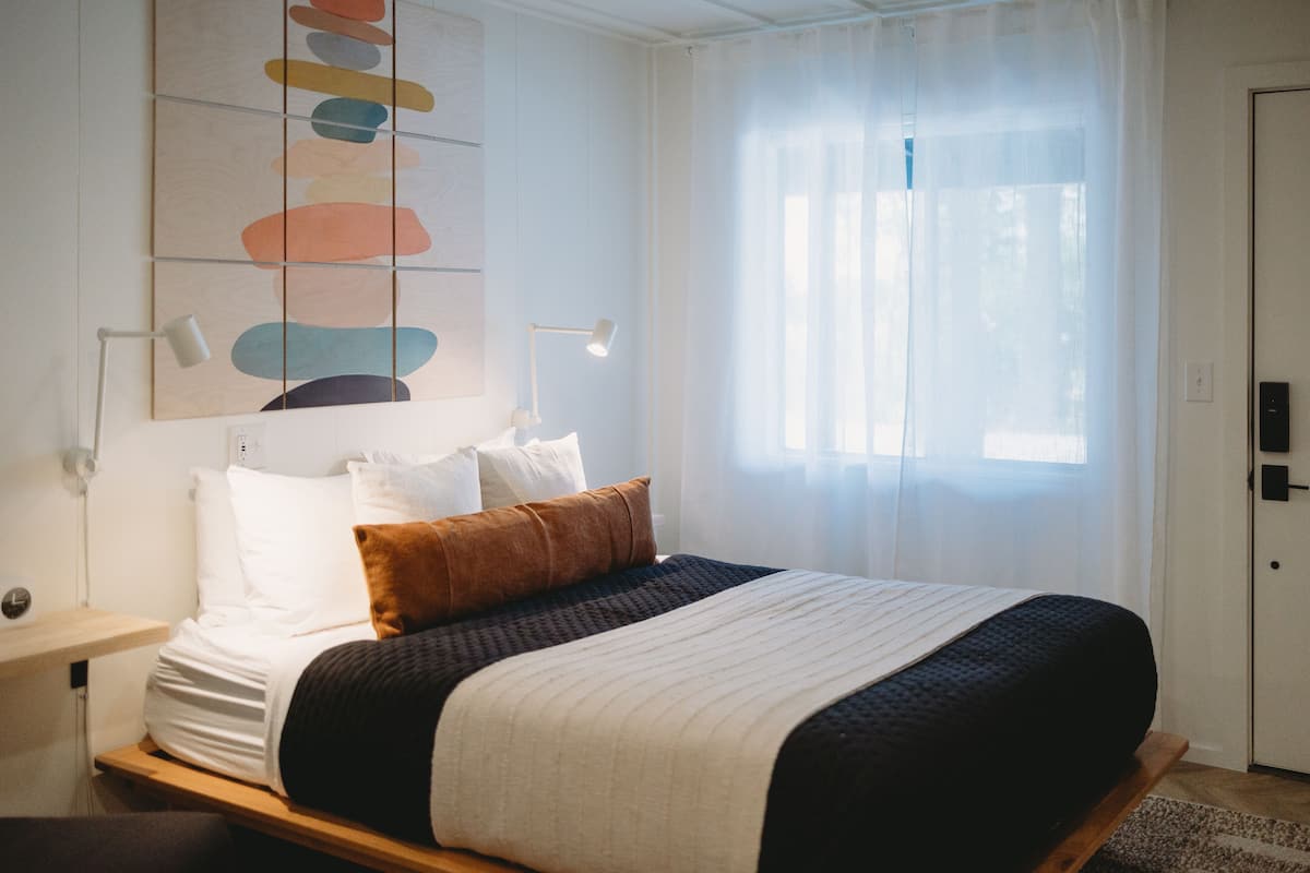 Standardzimmer, 1 Queen-Bett und Schlafsofa | 1 Schlafzimmer, hochwertige Bettwaren, Daunenbettdecken