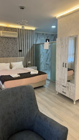 2 habitaciones, escritorio y espacio para trabajar con laptop