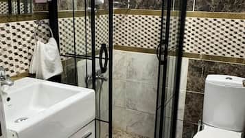 Familielejlighed - byudsigt | Badeværelse | Hårtørrer, Sæbe, Shampoo, Toiletpapir