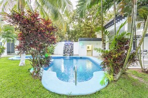 Outdoor pool - OYO Hotel Rio Chetumal (Santa Elena)