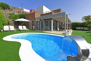 A modern house with a swimming pool, outdoor seating, and a patio. - Vista Golf 9 (Maspalomas)