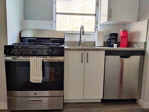 Fridge, microwave, oven, dishwasher - Cozy 1BDR In Central Philly | Hosted By StayRafa (Philadelphia)