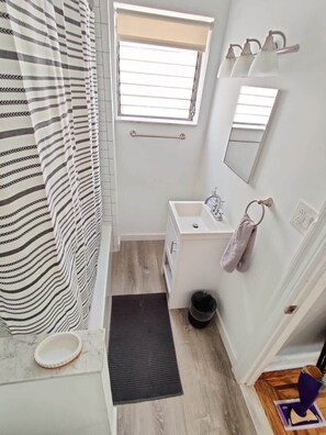 Combined shower/bathtub, hair dryer - Cozy 1BDR In Central Philly | Hosted By StayRafa (Philadelphia)