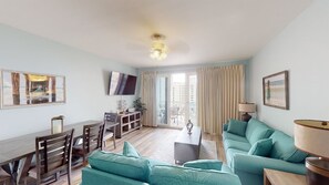 Smart-TV, bøker og stereoanlegg