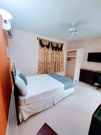 Cortinas blackout, tabla de planchar con plancha y wifi gratis