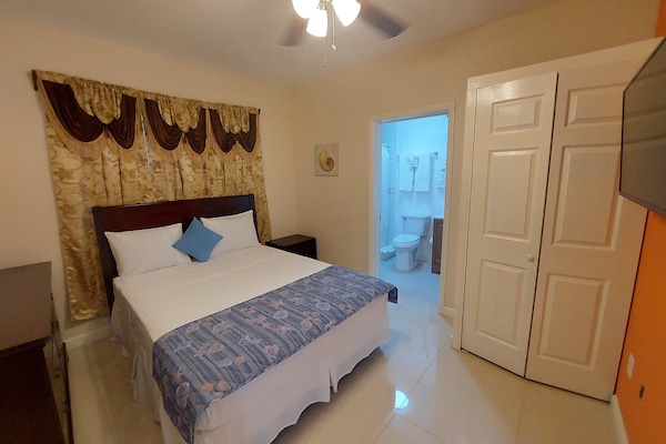 Verduisterende gordijnen, een strijkplank/strijkijzer, gratis wifi