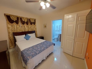 Blackout drapes, iron/ironing board, free WiFi - The Golden Gate Inn (Basseterre)