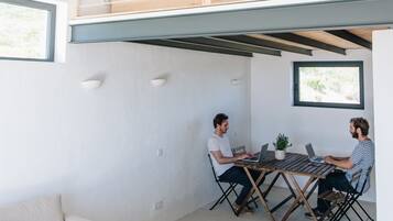 Apartamento estándar | Zona de estar | Una chimenea