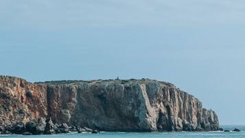 Ubicación cercana a la playa, arena blanca y 4 bares en la playa