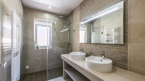 Baignoire, séchoir à cheveux, serviettes fournies, papier de toilette