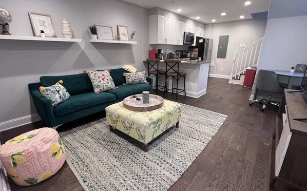 TV, offices - Charm In Rittenhouse | Patio | Hosted by Stay Rafa (Philadelphia)