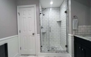 Shower, hair dryer - Charm In Rittenhouse | Patio | Hosted by Stay Rafa (Philadelphia)
