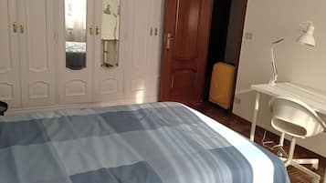 4 slaapkamers, een bureau, een strijkplank/strijkijzer, gratis wifi