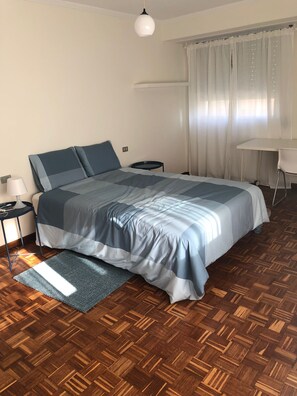 4 Schlafzimmer, Schreibtisch, Bügeleisen/Bügelbrett, kostenloses WLAN