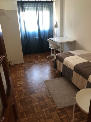 4 Schlafzimmer, Schreibtisch, Bügeleisen/Bügelbrett, kostenloses WLAN