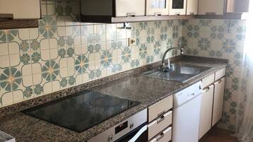 Een koelkast, een magnetron, een oven, een kookplaat