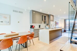 Dining - Modern Townhome 15 | Free Park | Hosted Stay Rafa (Philadelphia)