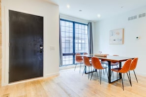 Dining - Modern Townhome 15 | Free Park | Hosted Stay Rafa (Philadelphia)