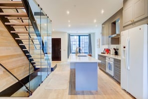 Coffee/tea maker, fridge, microwave, oven - Modern Townhome 15 | Free Park | Hosted Stay Rafa (Philadelphia)